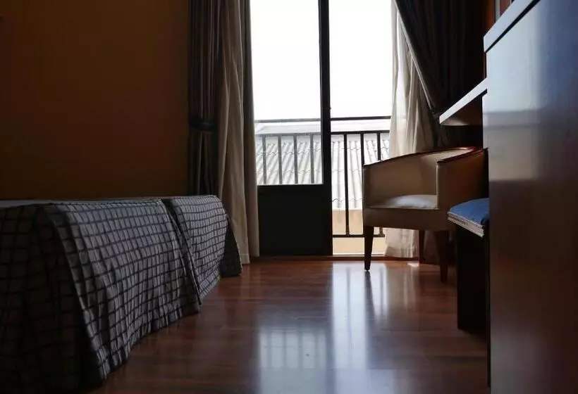 Habitación Triple Básica, Rusadir