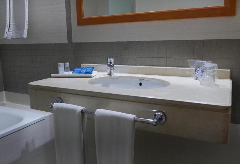 اتاق ساده سه‌ نفره, Rusadir