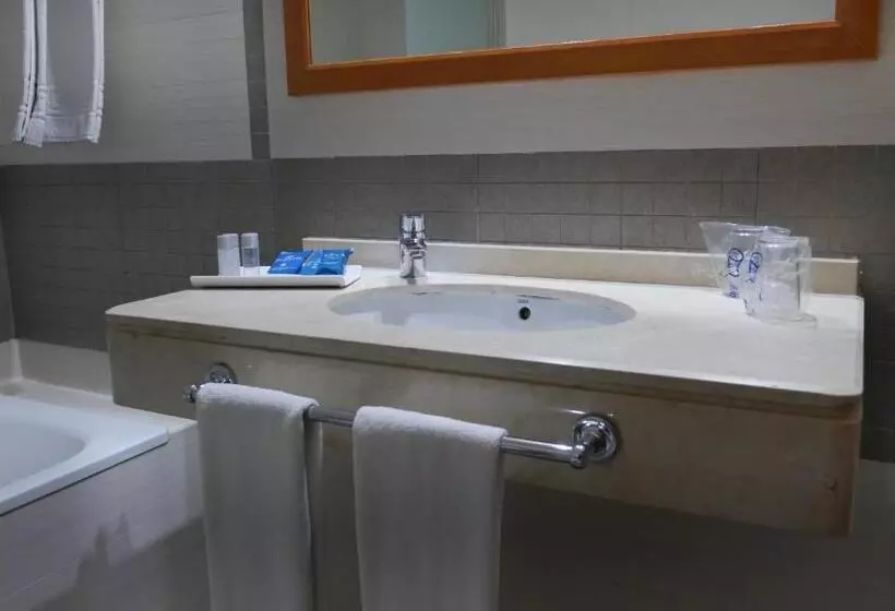 Habitación Triple Básica, Rusadir