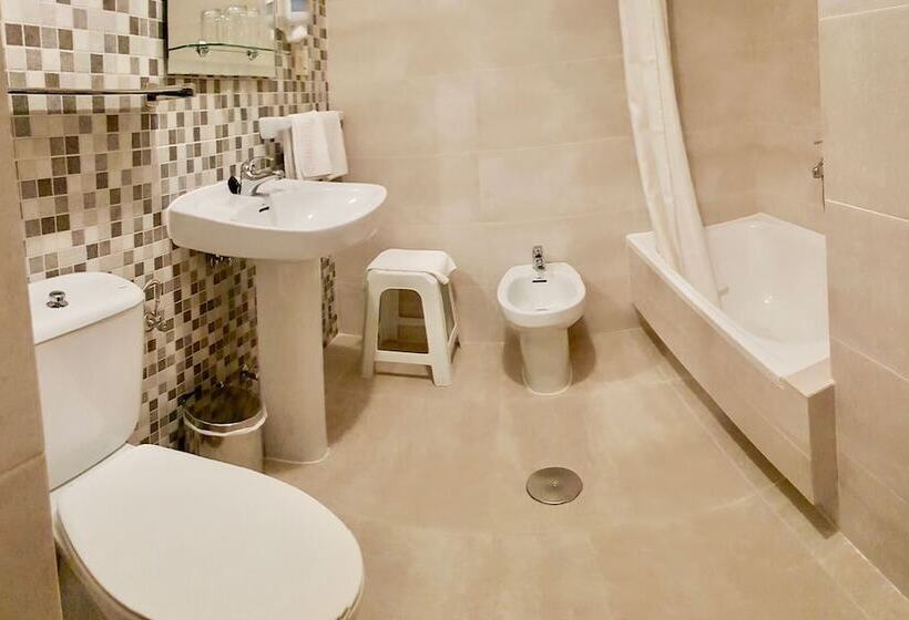 标准三人间, Torres Touriño