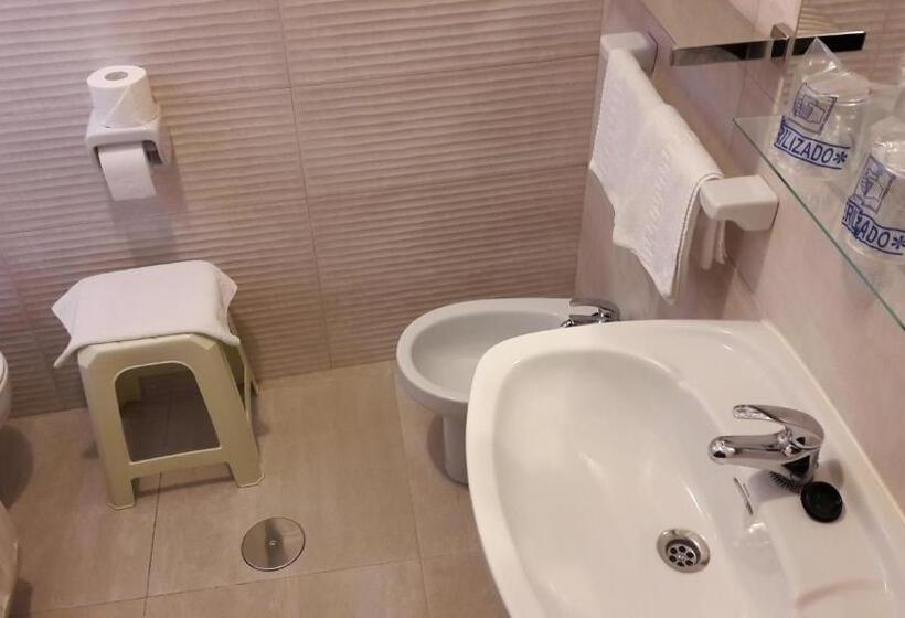 标准三人间, Torres Touriño