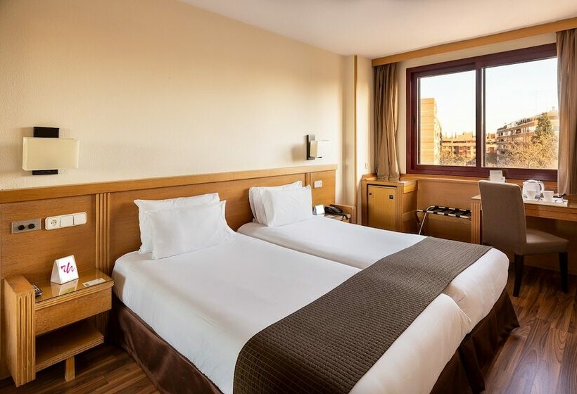 اتاق استاندارد سه نفره, Rafaelhoteles Piramides