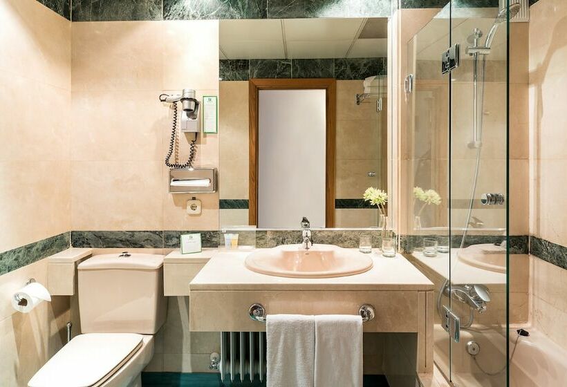 اتاق استاندارد سه نفره, Rafaelhoteles Piramides