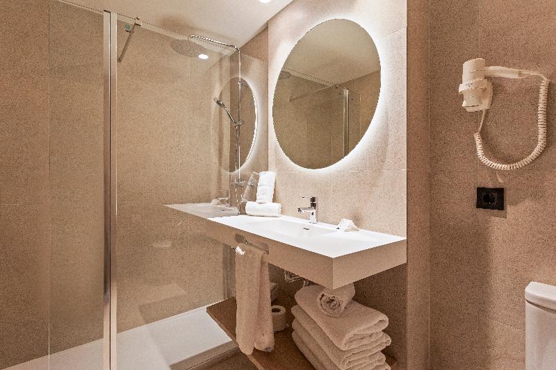 اتاق استاندارد سه نفره, Rafaelhoteles Piramides