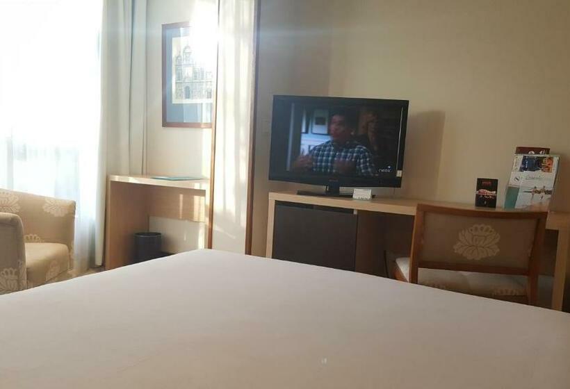 اتاق خانوادگی, Senator Barajas