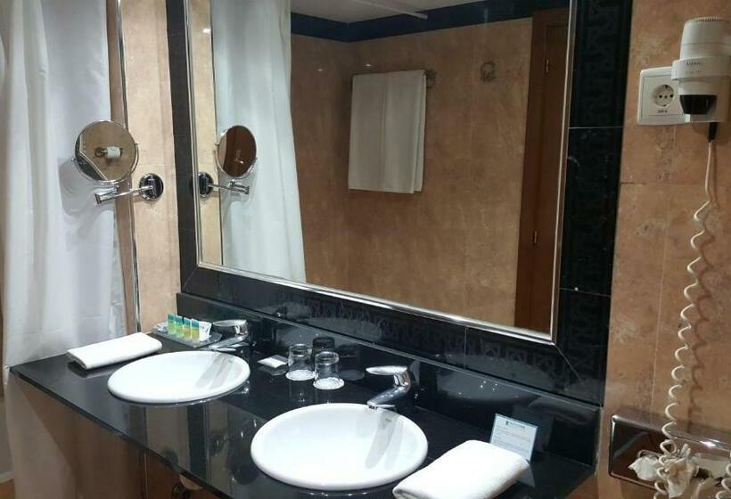 اتاق خانوادگی, Senator Barajas