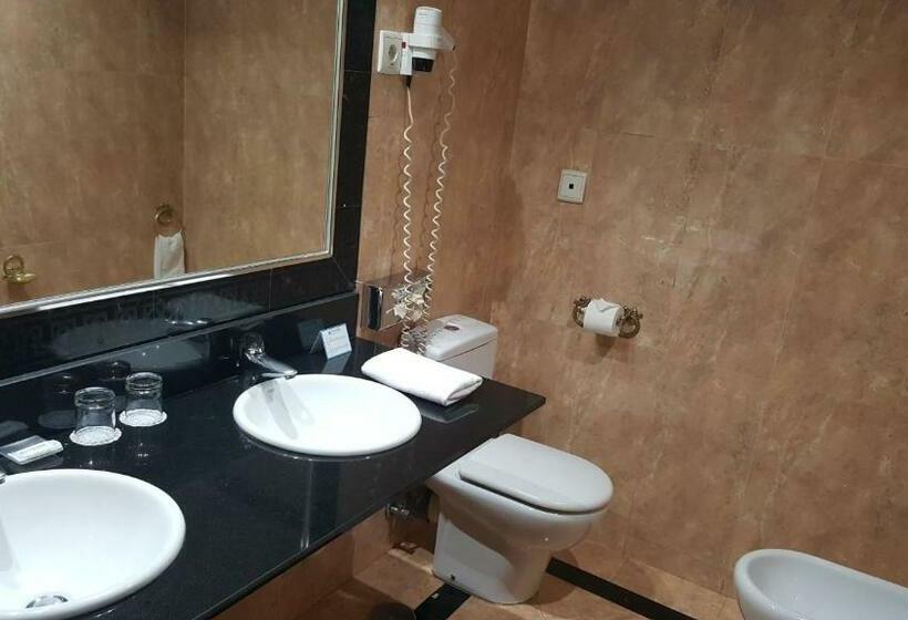 اتاق خانوادگی, Senator Barajas