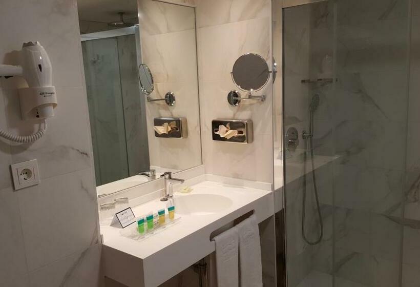 اتاق سوپریور, Senator Barajas