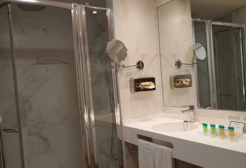 اتاق سوپریور, Senator Barajas