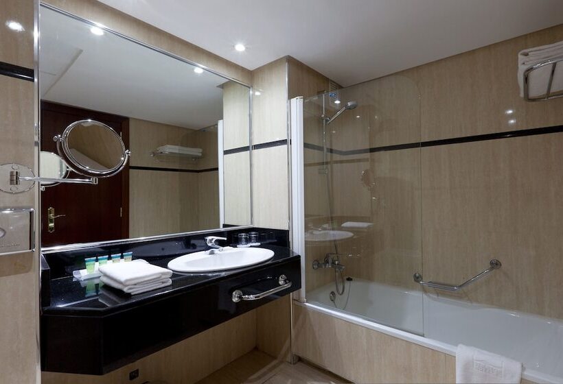 اتاق استاندارد سه نفره, Senator Barajas