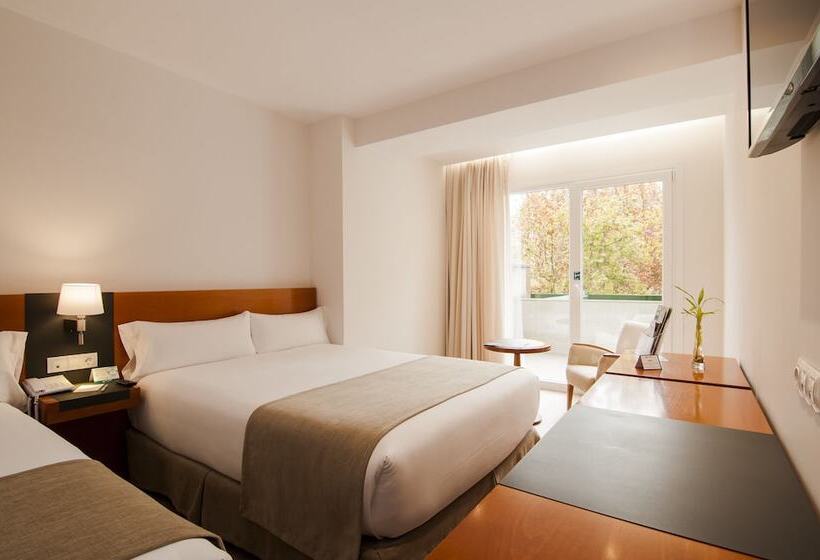 اتاق خانوادگی, Senator Barajas