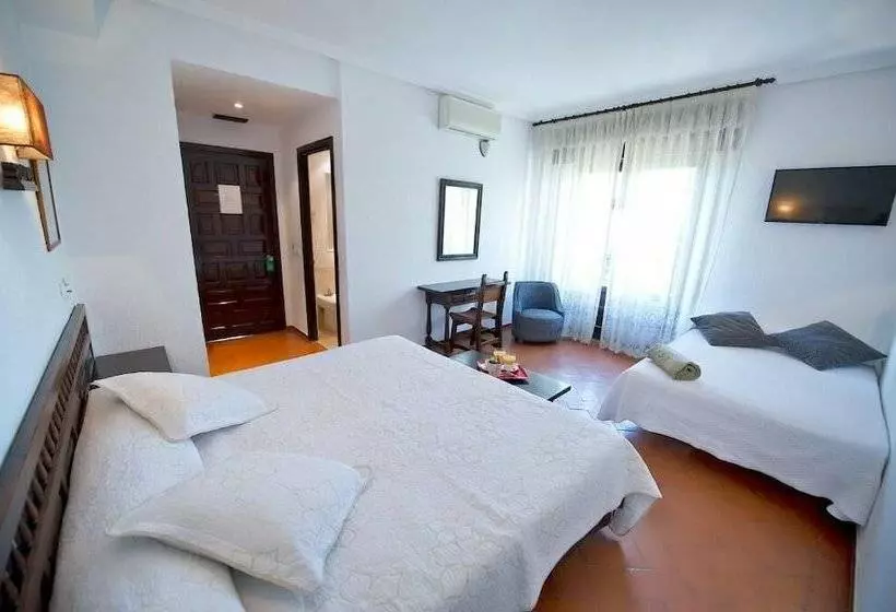 Habitación Triple Estándar, Hospedium Hotel Juan Ii