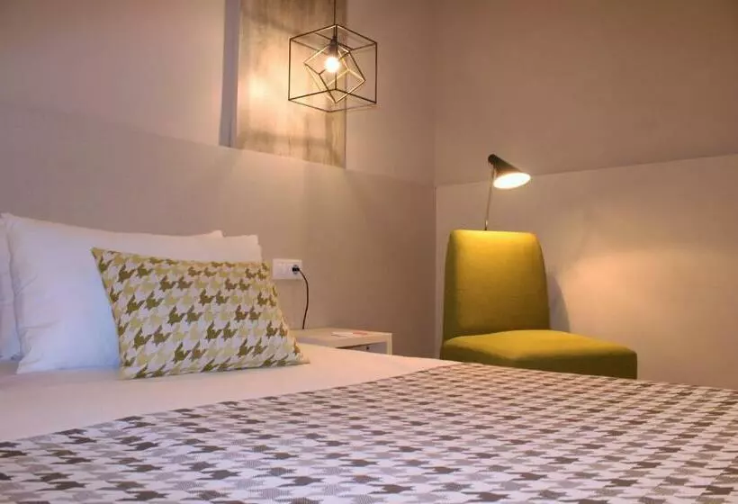 اتاق استاندارد سه تخته با چشم‌انداز استخر, ALEGRIA Plaza Paris & Spa 4*SUP