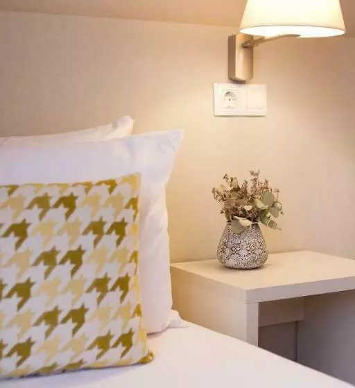 اتاق استاندارد سه تخته با چشم‌انداز استخر, ALEGRIA Plaza Paris & Spa 4*SUP
