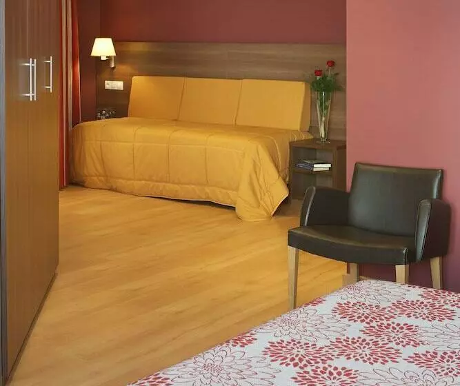 اتاق استاندارد سه تخته با چشم‌انداز استخر, ALEGRIA Plaza Paris & Spa 4*SUP