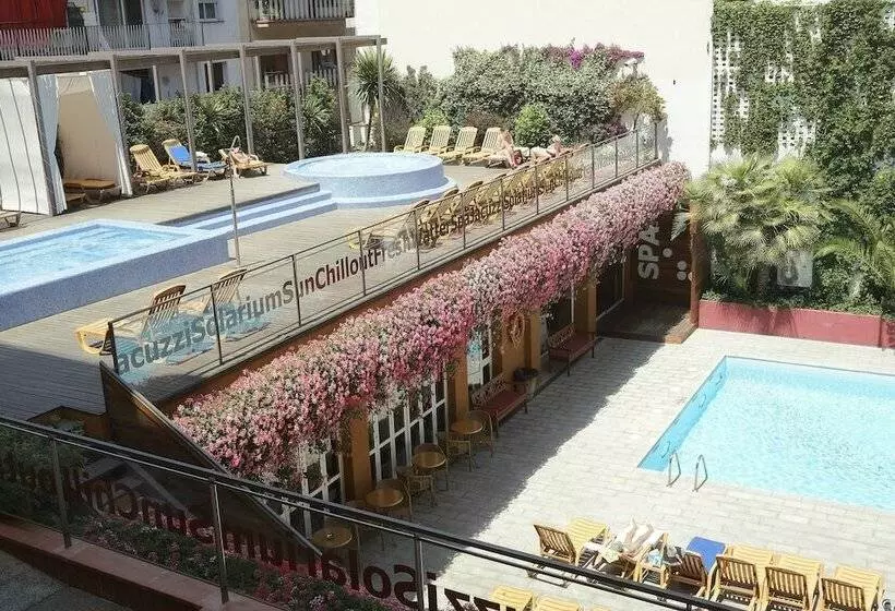 اتاق استاندارد سه تخته با چشم‌انداز استخر, ALEGRIA Plaza Paris & Spa 4*SUP
