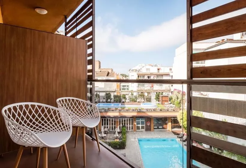 اتاق استاندارد سه تخته با چشم‌انداز استخر, ALEGRIA Plaza Paris & Spa 4*SUP
