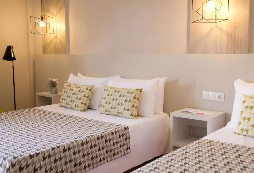 اتاق استاندارد سه تخته با چشم‌انداز استخر, ALEGRIA Plaza Paris & Spa 4*SUP