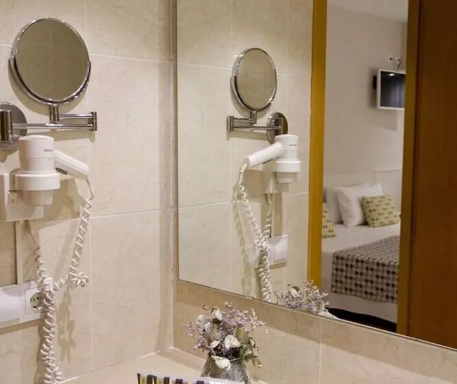 اتاق استاندارد سه نفره, ALEGRIA Plaza Paris & Spa 4*SUP