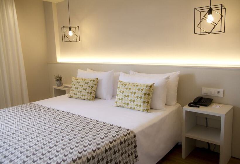 プールの見えるスタンダードトリプルルーム, ALEGRIA Plaza Paris SUP