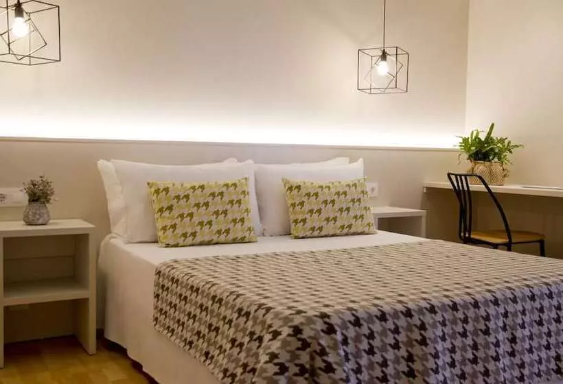 اتاق استاندارد سه تخته با چشم‌انداز استخر, ALEGRIA Plaza Paris & Spa 4*SUP