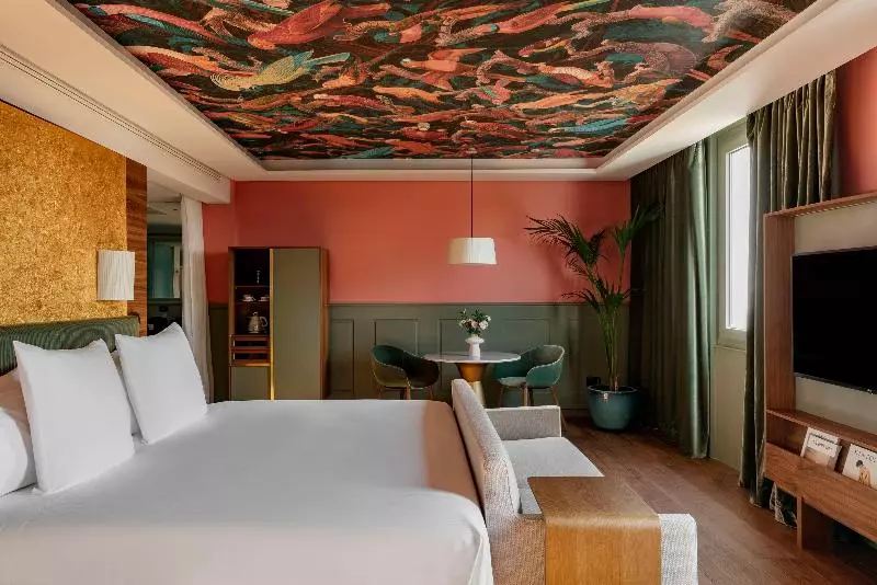 سوئیت جونیور با چشم‌انداز, Colón Gran Meliá   The Leading Hotels Of The World