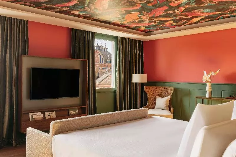 سوئیت جونیور با چشم‌انداز, Colón Gran Meliá   The Leading Hotels Of The World