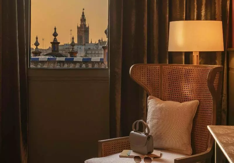 سوئیت جونیور با چشم‌انداز, Colón Gran Meliá   The Leading Hotels Of The World