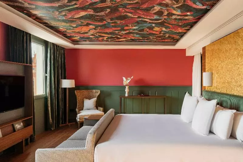سوئیت جونیور با چشم‌انداز, Colón Gran Meliá   The Leading Hotels Of The World