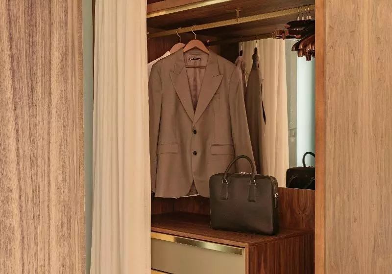سوئیت جونیور با چشم‌انداز, Colón Gran Meliá   The Leading Hotels Of The World
