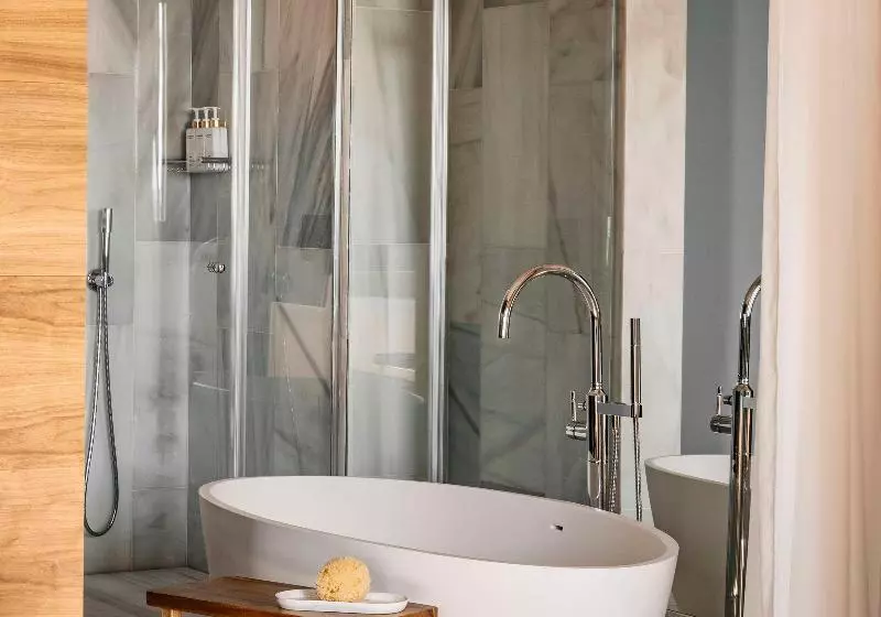 سوئیت جونیور با چشم‌انداز, Colón Gran Meliá   The Leading Hotels Of The World