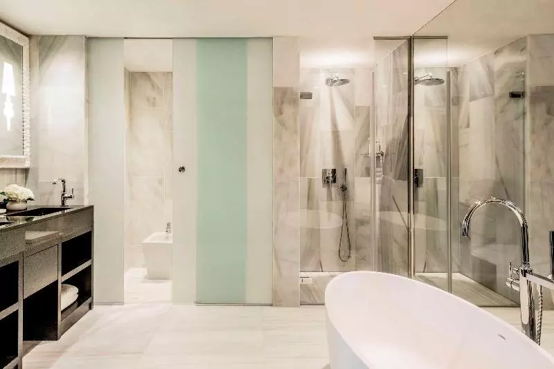 سوئیت جونیور با چشم‌انداز, Colón Gran Meliá   The Leading Hotels Of The World