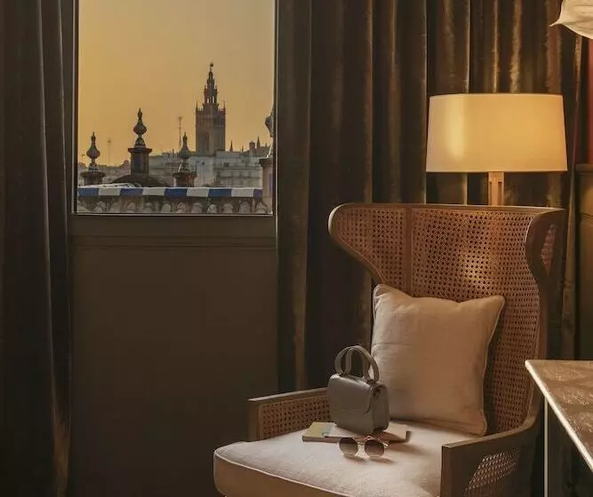 سوئیت جونیور با چشم‌انداز, Colón Gran Meliá   The Leading Hotels Of The World