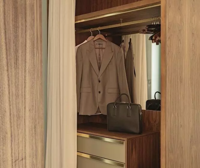 سوئیت جونیور با چشم‌انداز, Colón Gran Meliá   The Leading Hotels Of The World