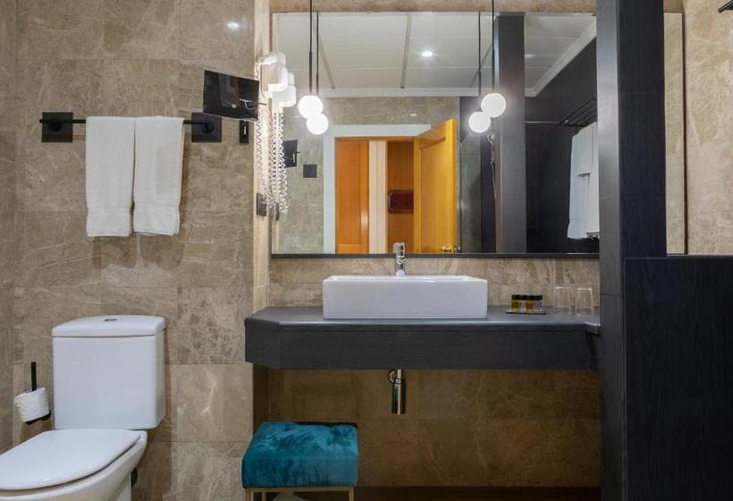 اتاق استاندارد سه نفره, Don Curro