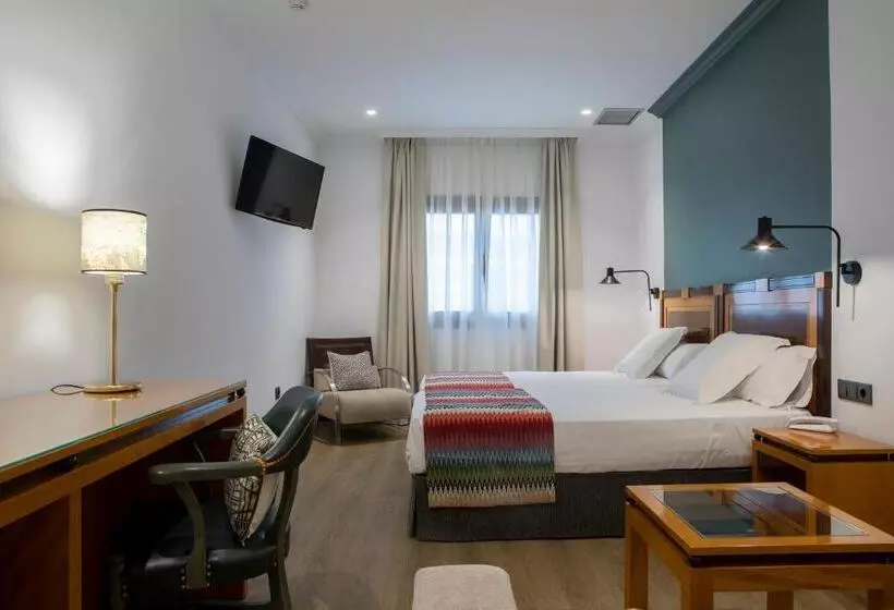 Habitación Triple Estándar, Don Curro