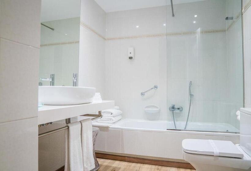 スタンダード4人部屋, Felix