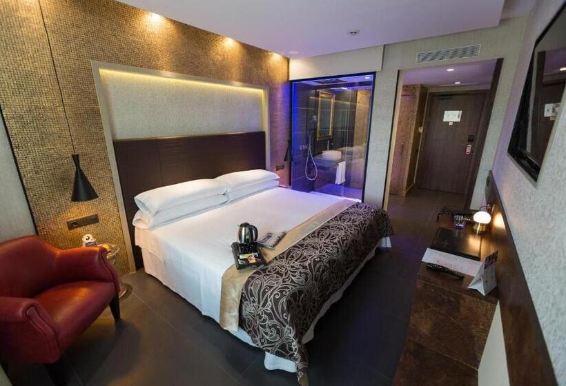 غرفة سوبيريور, Felix