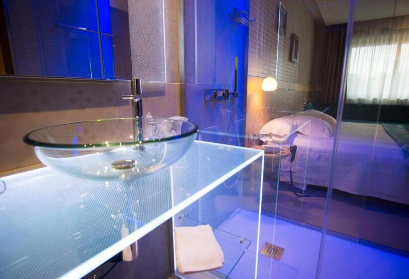 スーペリアールーム, Felix