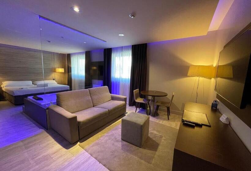 جناح مزود بجاكوزى, Felix