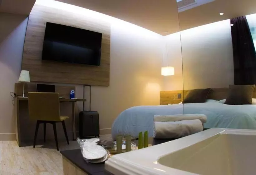 Suite Executive, Felix