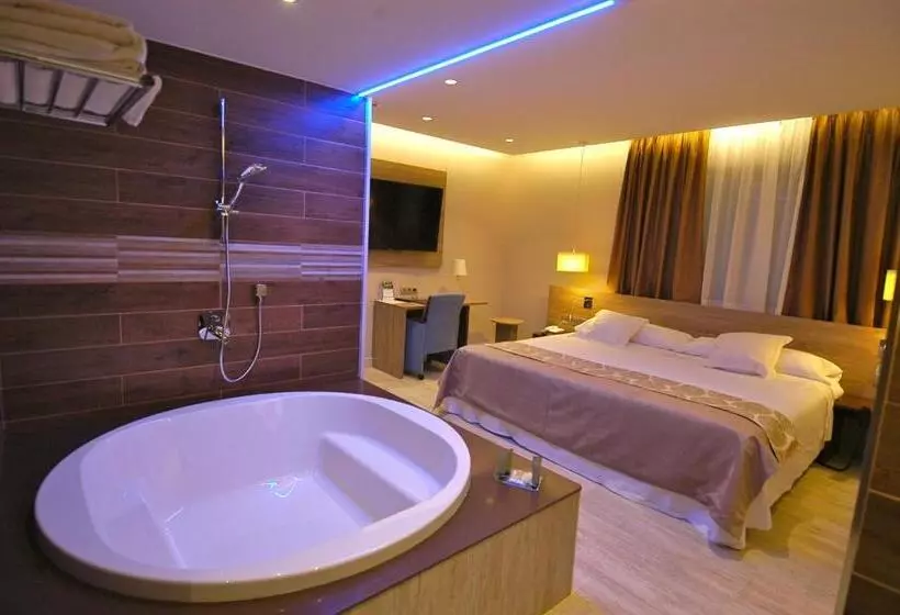 Suite Executive, Felix