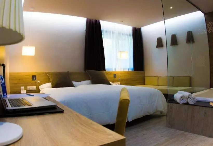 Suite Executive, Felix