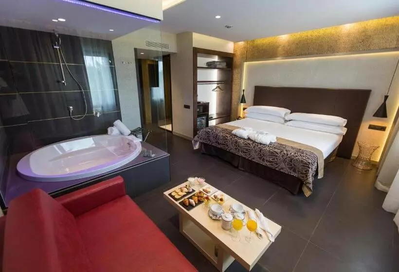 Junior Suite, Felix
