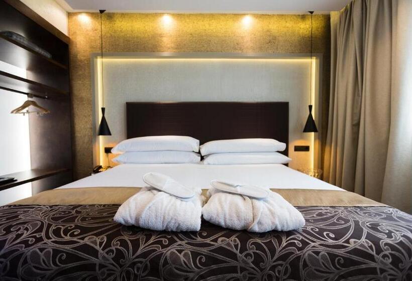 جناح جونيور, Felix