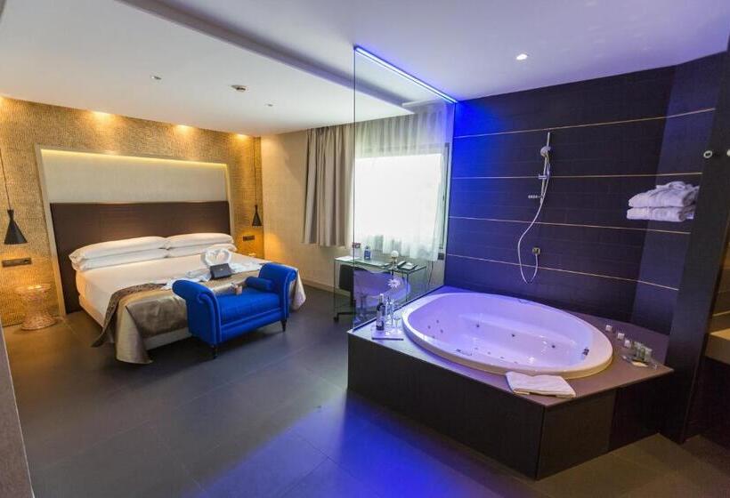 جناح عائلي, Felix