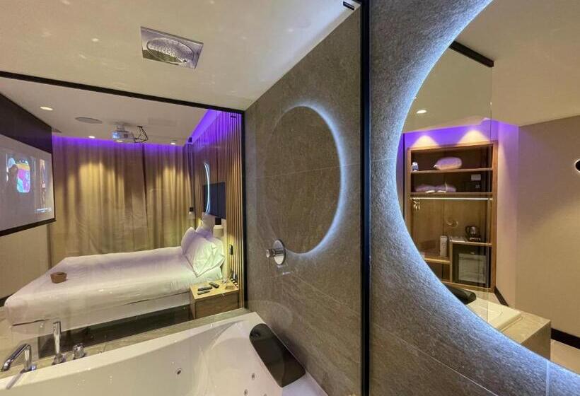 غرفة أساسية, Felix