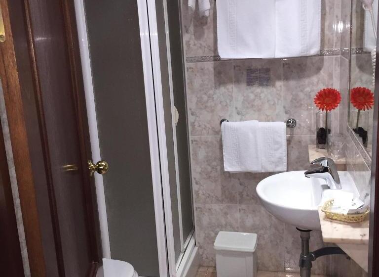 标准单人间, Martin