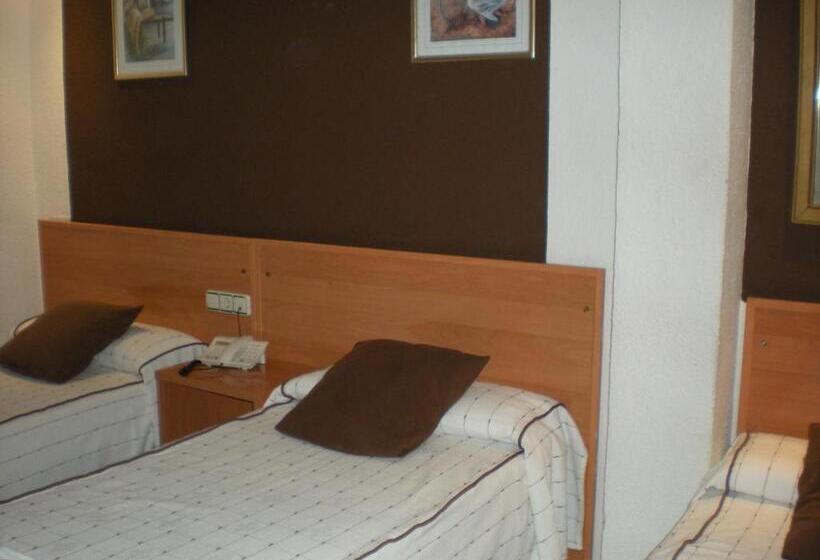 חדר סטנדרט לשלושה, New Sanz