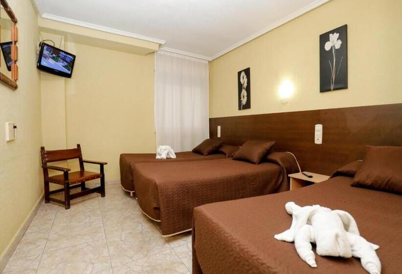 اتاق استاندارد سه نفره, Hostal Conde David